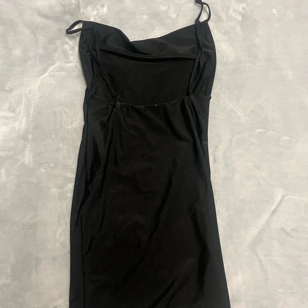 Elegant Black Dress - Picture 3 of 3